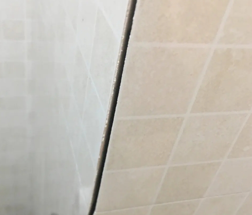 沙河口瓷砖空鼓维修公司分享阳台瓷砖脱落的修复过程可以分为以下几个步骤